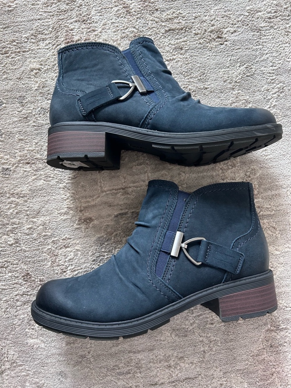 NWOB Clarks Collection Womens Sz 9W Hearth Clara Blue Nubuck 26181003 Ankle Boot - Picture 4 of 11